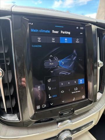 2024 Volvo XC60 B5 Ultimate Dark Theme