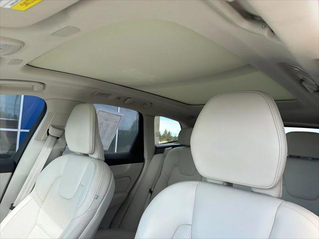 2024 Volvo XC60 B5 Ultimate Dark Theme