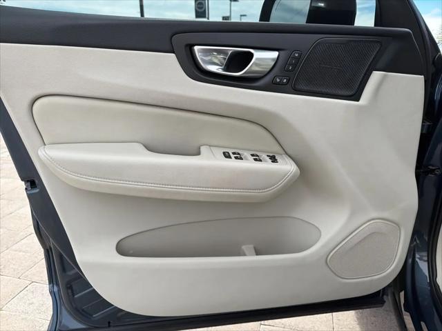 2024 Volvo XC60 B5 Ultimate Dark Theme