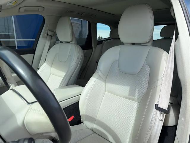 2024 Volvo XC60 B5 Ultimate Dark Theme