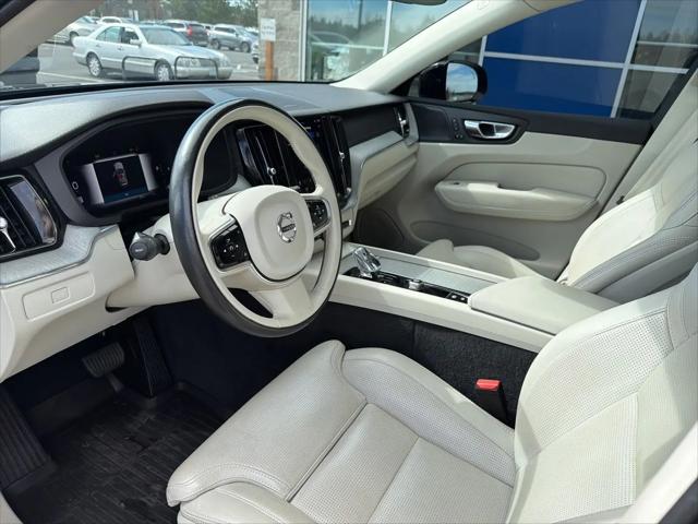 2024 Volvo XC60 B5 Ultimate Dark Theme