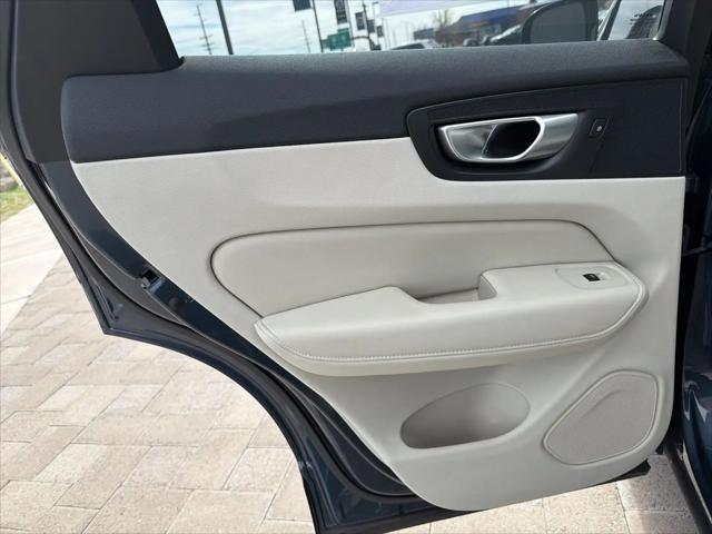 2024 Volvo XC60 B5 Ultimate Dark Theme