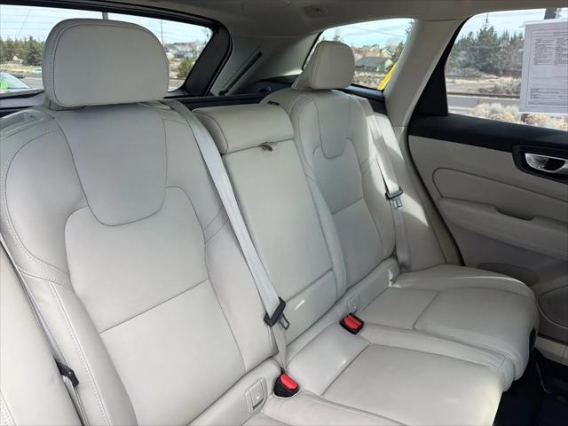 2024 Volvo XC60 B5 Ultimate Dark Theme