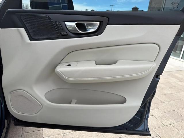 2024 Volvo XC60 B5 Ultimate Dark Theme