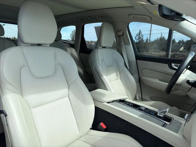 2024 Volvo XC60 B5 Ultimate Dark Theme