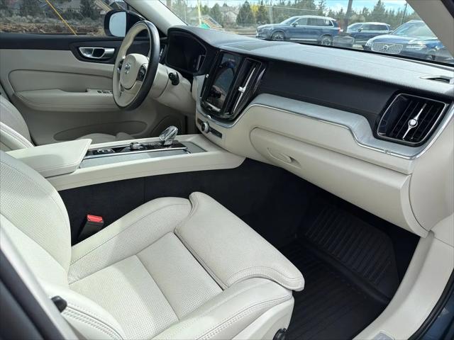 2024 Volvo XC60 B5 Ultimate Dark Theme