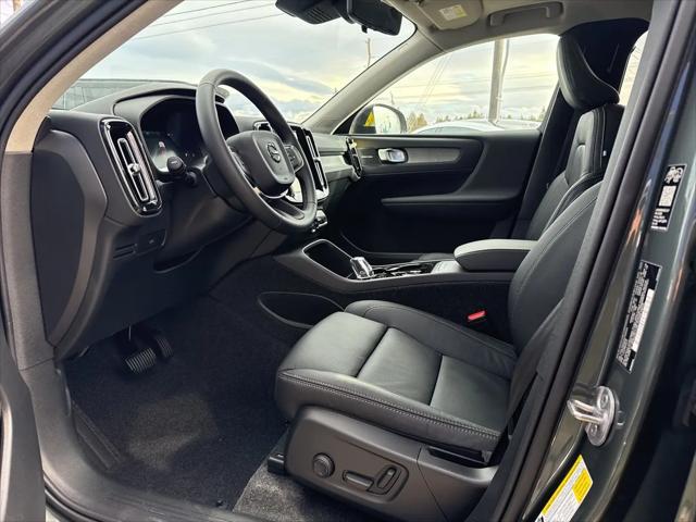 2026 Volvo XC40 Plus, B5 AWD Gas (mild hybrid), Dark
