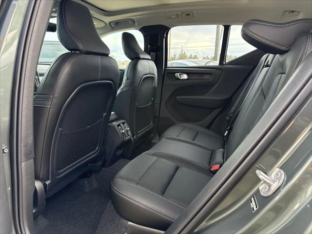 2026 Volvo XC40 Plus, B5 AWD Gas (mild hybrid), Dark