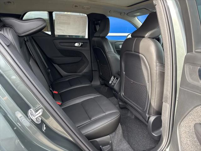 2026 Volvo XC40 Plus, B5 AWD Gas (mild hybrid), Dark