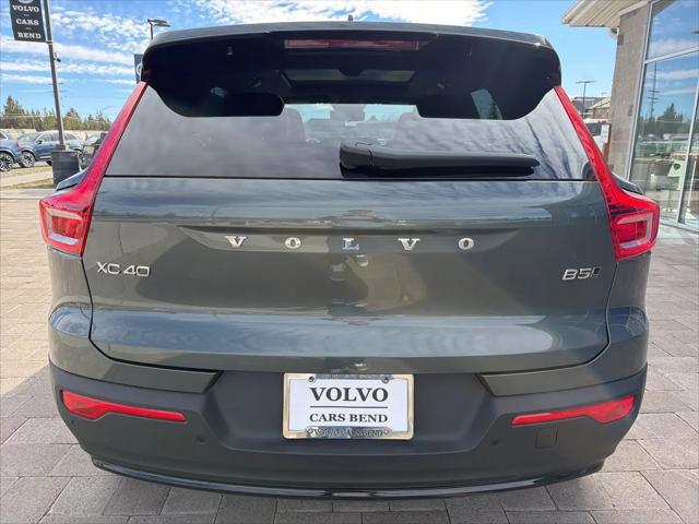 2026 Volvo XC40 Plus, B5 AWD Gas (mild hybrid), Dark