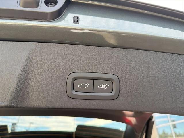 2026 Volvo XC40 Plus, B5 AWD Gas (mild hybrid), Dark