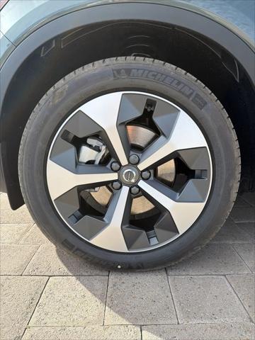 2026 Volvo XC40 Plus, B5 AWD Gas (mild hybrid), Dark