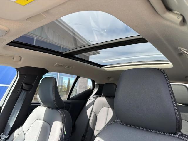 2026 Volvo XC40 Plus, B5 AWD Gas (mild hybrid), Dark