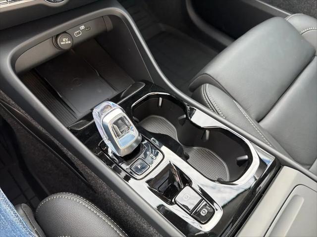 2026 Volvo XC40 Plus, B5 AWD Gas (mild hybrid), Dark