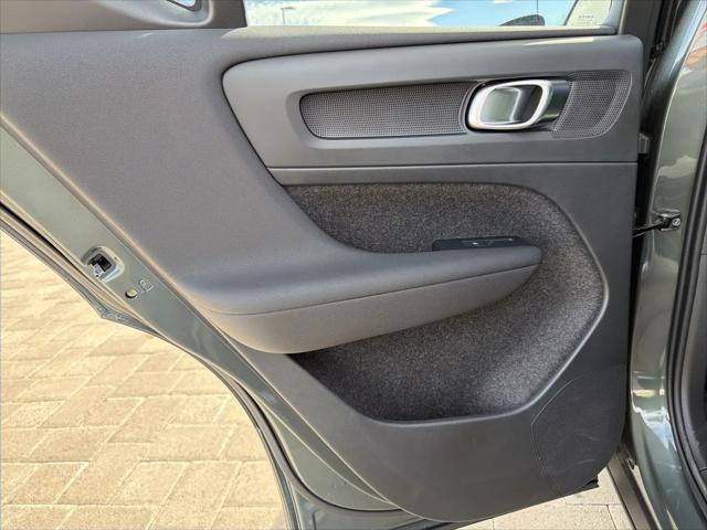 2026 Volvo XC40 Plus, B5 AWD Gas (mild hybrid), Dark
