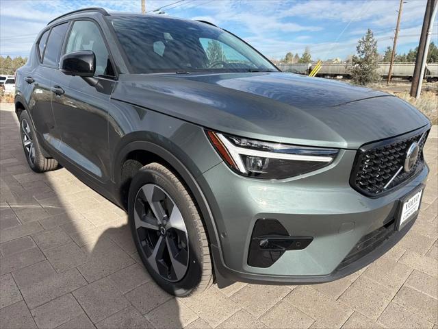 2026 Volvo XC40 Plus, B5 AWD Gas (mild hybrid), Dark