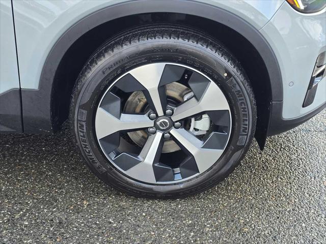 2026 Volvo XC40 Plus, B5 AWD Gas (mild hybrid), Dark