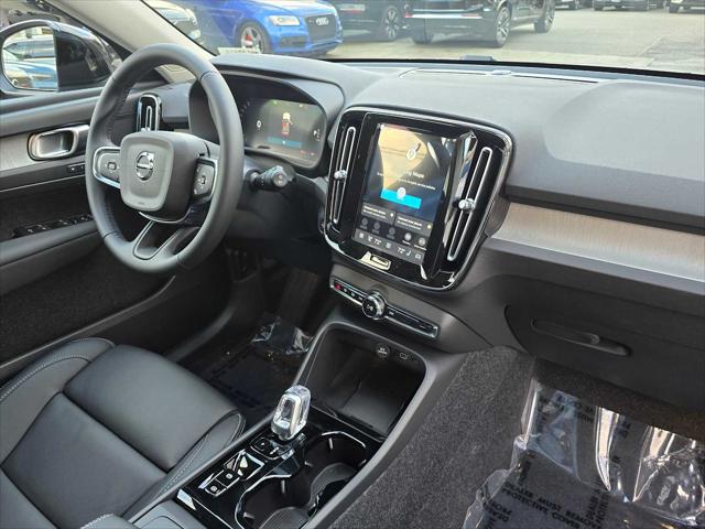 2026 Volvo XC40 Plus, B5 AWD Gas (mild hybrid), Dark