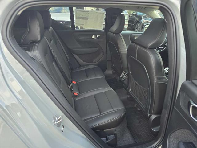 2026 Volvo XC40 Plus, B5 AWD Gas (mild hybrid), Dark