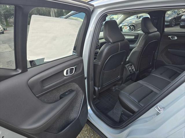 2026 Volvo XC40 Plus, B5 AWD Gas (mild hybrid), Dark