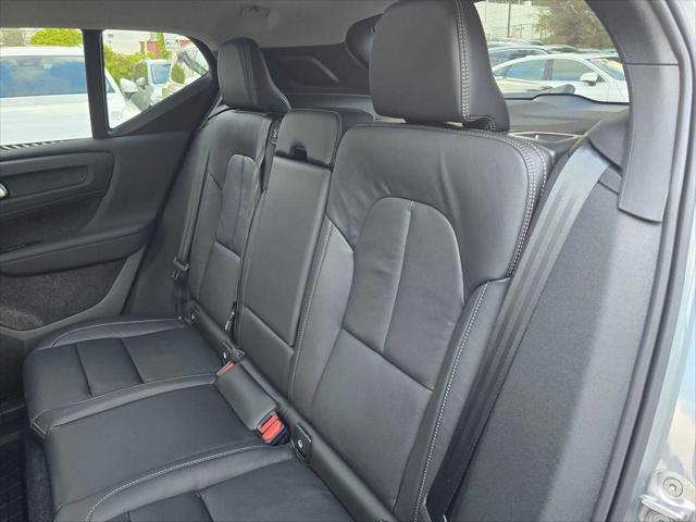 2026 Volvo XC40 Plus, B5 AWD Gas (mild hybrid), Dark