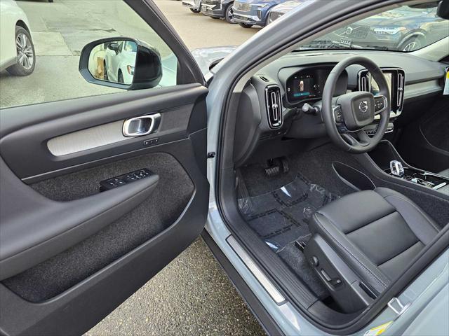 2026 Volvo XC40 Plus, B5 AWD Gas (mild hybrid), Dark
