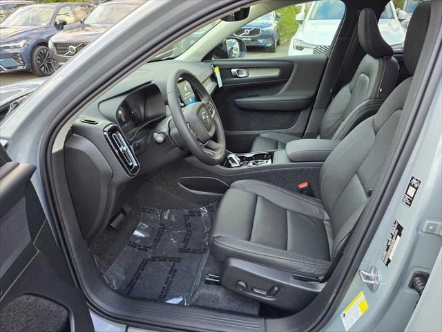 2026 Volvo XC40 Plus, B5 AWD Gas (mild hybrid), Dark