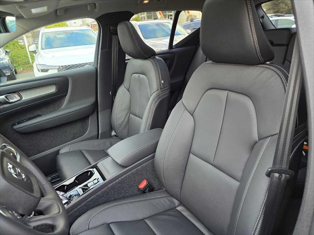 2026 Volvo XC40 Plus, B5 AWD Gas (mild hybrid), Dark