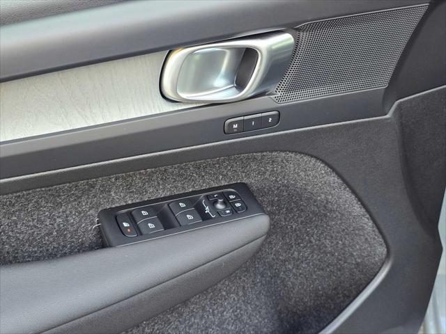 2026 Volvo XC40 Plus, B5 AWD Gas (mild hybrid), Dark