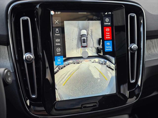 2026 Volvo XC40 Plus, B5 AWD Gas (mild hybrid), Dark