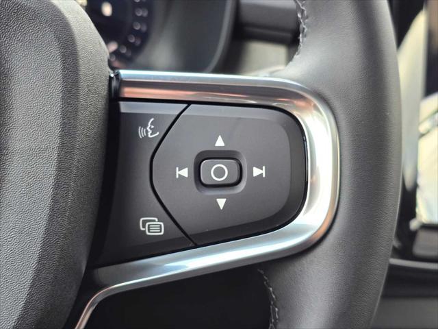 2026 Volvo XC40 Plus, B5 AWD Gas (mild hybrid), Dark
