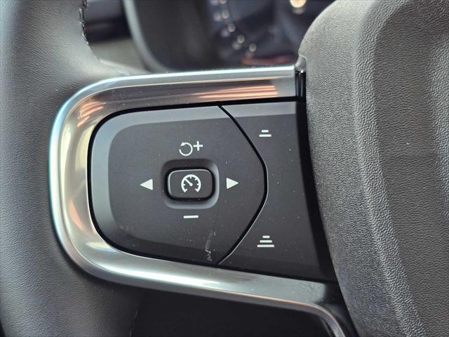 2026 Volvo XC40 Plus, B5 AWD Gas (mild hybrid), Dark