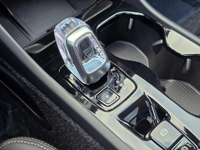 2026 Volvo XC40 Plus, B5 AWD Gas (mild hybrid), Dark