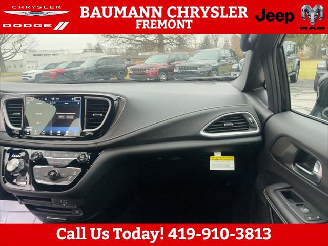 2026 Chrysler Pacifica Select AWD