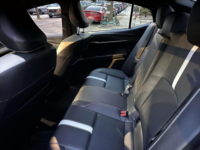 2025 Toyota Camry SE [16]