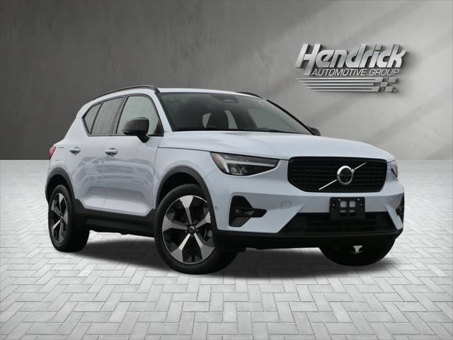 2025 Volvo XC40 B5 Plus Dark Theme