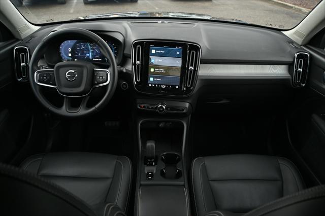 2025 Volvo XC40 B5 Core Bright Theme