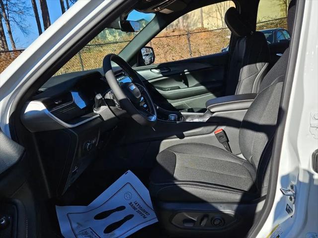 2025 Jeep Grand Cherokee Laredo 4x2