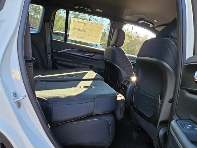 2025 Jeep Grand Cherokee Laredo 4x2