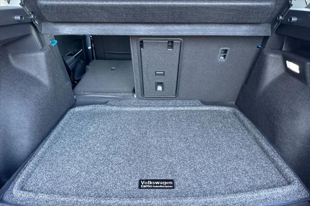 2026 Volkswagen Taos SE Black