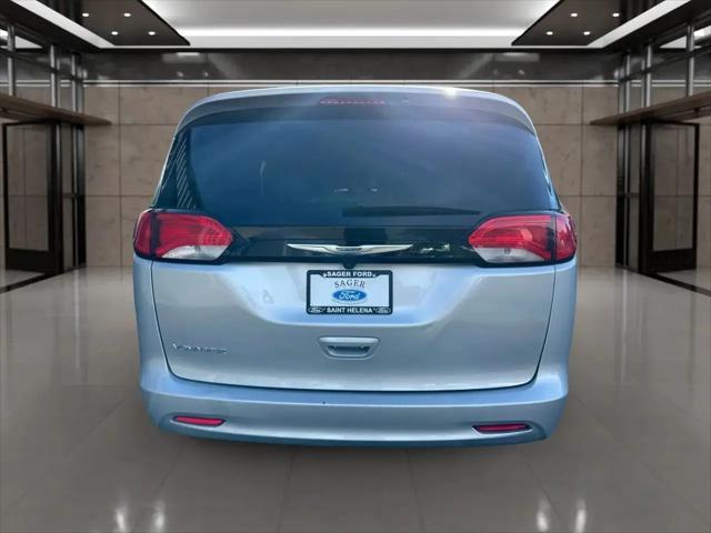 2022 Chrysler Voyager LX