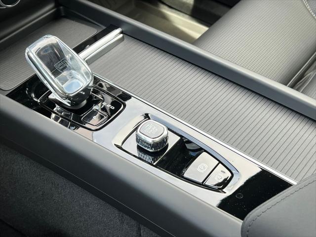 2026 Volvo XC60 B5 Ultra Black Edition