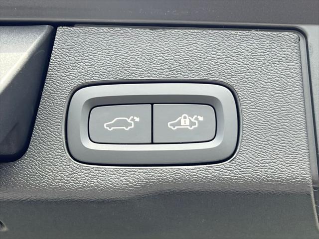 2026 Volvo XC60 B5 Ultra Black Edition