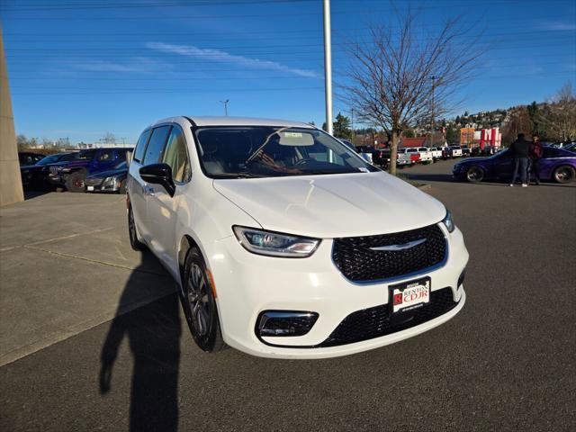 2024 Chrysler Pacifica Hybrid Select