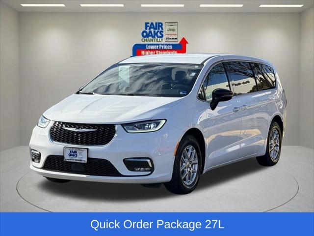 2025 Chrysler Pacifica Select