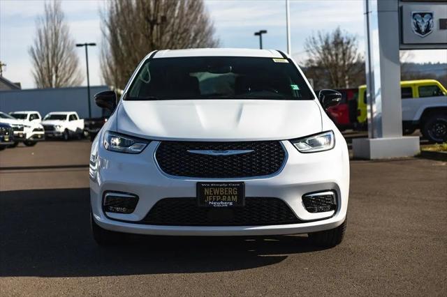 2026 Chrysler Pacifica Select AWD