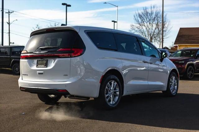 2026 Chrysler Pacifica Select AWD