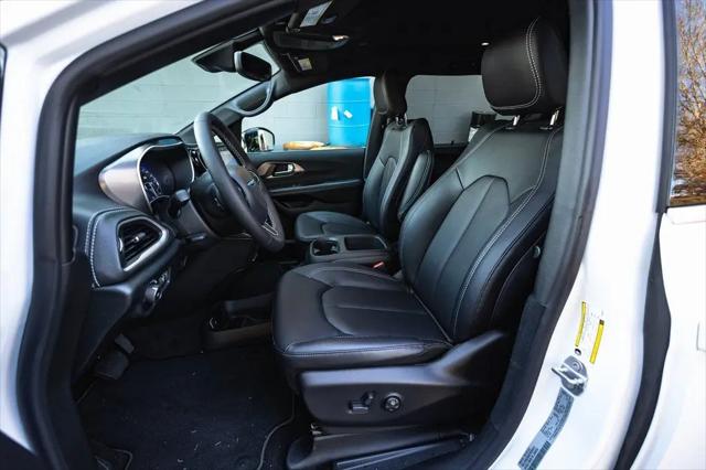 2026 Chrysler Pacifica Select AWD