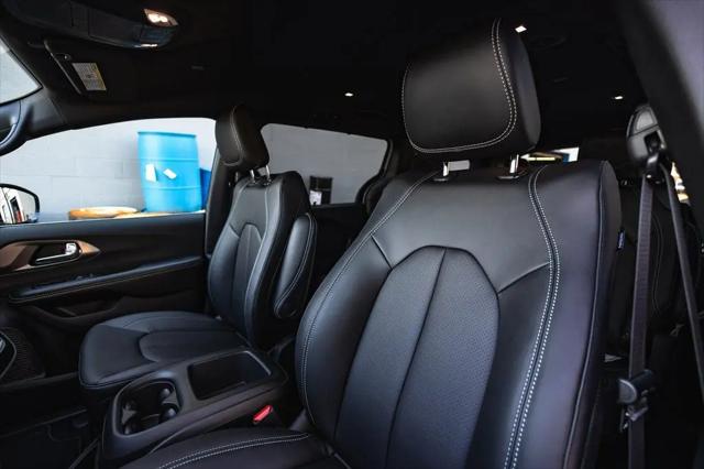 2026 Chrysler Pacifica Select AWD