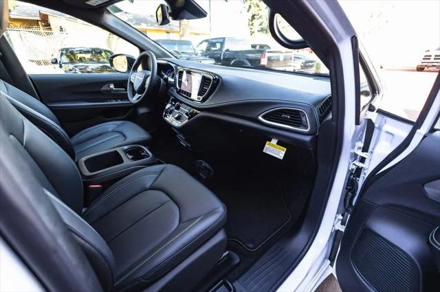 2026 Chrysler Pacifica Select AWD